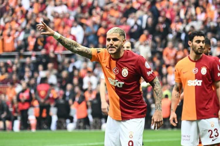 <p>"PARTİ ERTELENDİ"<br />
Tuttomercato [İtalya] "İntikam soğuk yenen bir yemektir. Türkiye Süper Kupası'ndaki malum olayların ardından Fenerbahçe, Galatasaray'ın partisini mahvederek intikamını alıyor: Rams Park, Türkiye'yi şampiyon ilan etmeye hazırdı ancak Icardi ve takım arkadaşları, bir saatten fazla sayısal üstünlüğe rağmen 1-0 mağlup oldu. Galibiyet golünü Soyuncu attı, her şey son turda belli olacak. Galatasaray deplasmanda Konyaspor'la, F.Bahçe ise İstanbulspor'la karşılaşacak."</p>
