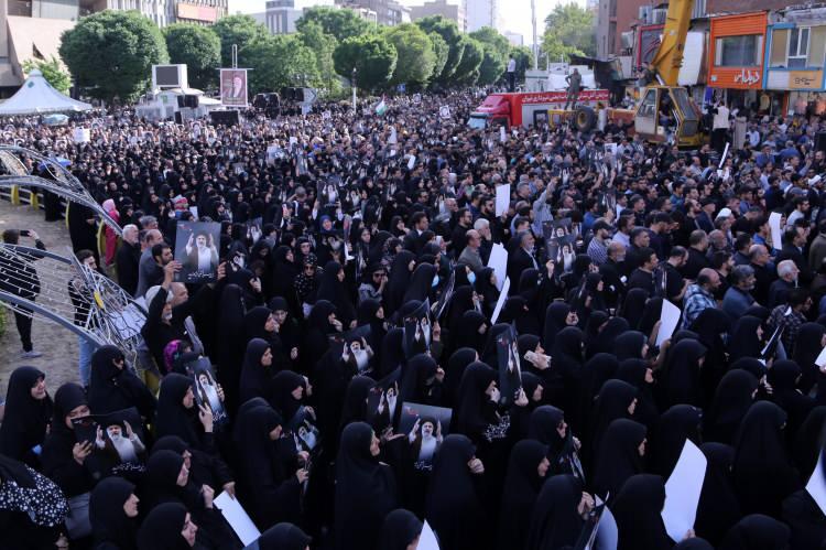<p>İran Cumhurbaşkanı İbrahim Reisi ve Dışişleri Bakanı Hüseyin Emir Abdullahiyan'ın helikopter kazasında hayatını kaybetmesinin ardından İran'nın başkenti Tahran'daki Veli Asr Meydanı'nda anma töreni düzenlendi.</p>
