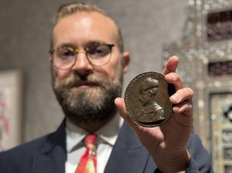 <p>Londra'da açık artırmayla satışa çıkarılacak Fatih Sultan Mehmet'in tılsımlı madalyonunu 1450'ye tarihleyen müzayede evi, madalyon siparişinin bizzat Fatih tarafından verildiğini değerlendiriyor</p>

