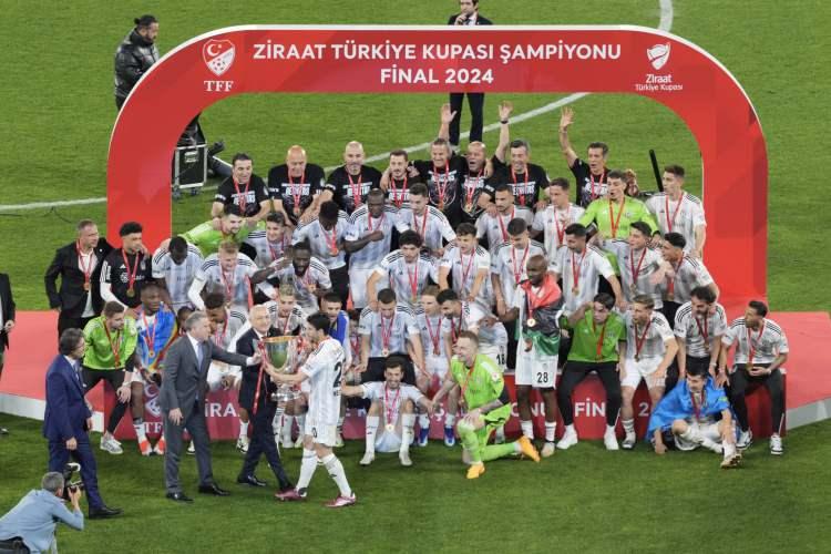 <p>Mücadelenin ardından kupa töreni de gerçekleştirildi. Saha ortasında kurulan platforma ilk olarak ikinci olan Trabzonspor geldi. Bordo-mavili oyuncular ve teknik ekibe madalyalarını Gençlik ve Spor Bakanı Osman Aşkın Bak, Türkiye Futbol Federasyonu Başkanı Mehmet Büyükekşi ve Ziraat Bankası Genel Müdürü Alpaslan Çakar verdi.</p>