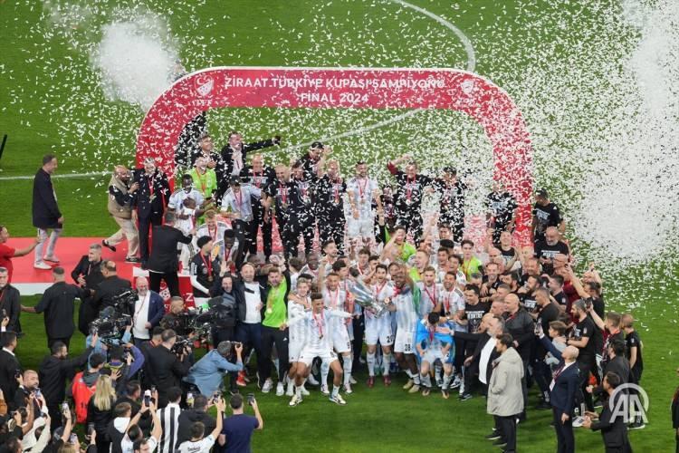 <p>Daha sonra Beşiktaşlı futbolcular ve teknik ekip hem madalyalarını hem de kupayı almak için platforma çıktı. Önce madalyalarını alan siyah-beyazlılarda Türkiye Kupası da kaptanlar Necip Uysal ile Cenk Tosun'un ellerinde havaya kalktı.</p>