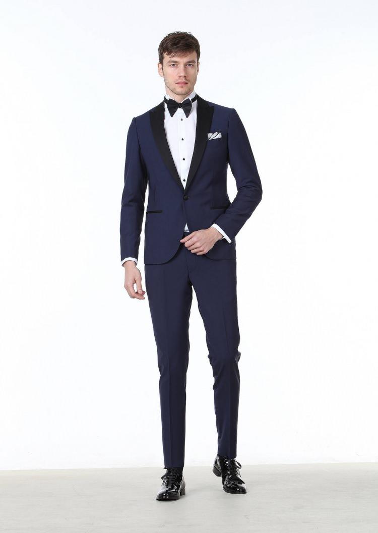 <p><strong>RAMSEY </strong></p>

<p><strong>Saks Düz Fashion Slim Fit Kruvaze Yaka Dokuma Smokin Takım Elbise</strong></p>

<p><strong>Fiyatı: 14.995,00 TL</strong></p>
