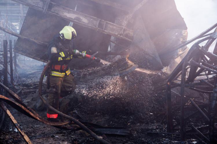 <p>Rusya dün Harkiv kentindeki inşaat malzemeleri satılan mağazayı güdümlü hava bombalarıyla vurmuş, saldırıda 4 kişi ölmüş, 38 kişi yaralanmış, 16 kişiden de haber alınamadığı açıklanmıştı.</p>
