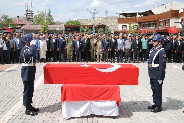 <p>Saygı ateşinin yapıldığı törene, şehidin ailesi ve yakınlarının yanı sıra Eruh Kaymakamı İbrahim Engin Şenay, İl Emniyet Müdürü Necmettin Öztürk, Eruh Belediye Başkanı Cevher Çiftçi, siyasi partiler, kamu kurumları ve sivil toplum kuruluşlarının temsilcileri ile vatandaşlar katıldı.</p>
