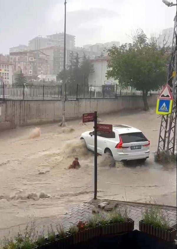 <p>Diğer görgü tanığı Özlem Şimşek de yağışı izlerken çocukların sele kapıldığını gördüklerini söyleyerek, "Yan yoldan araba çıktı. Biz önce çocukların önüne bariyer oluyor sandık. Ama araba onların üzerinde geçti. Koştuk, erkek çocuğu kucakladım hemen. Diğeri arabanın altında kaldı. Selle gelen parçalarla birlikte sıkıştı. Yaklaşık 7 dakika uğraştık, çıkardık. Kendinde değildi. Kalp masajı yaptık, kendine geldi" diye konuştu.</p>
