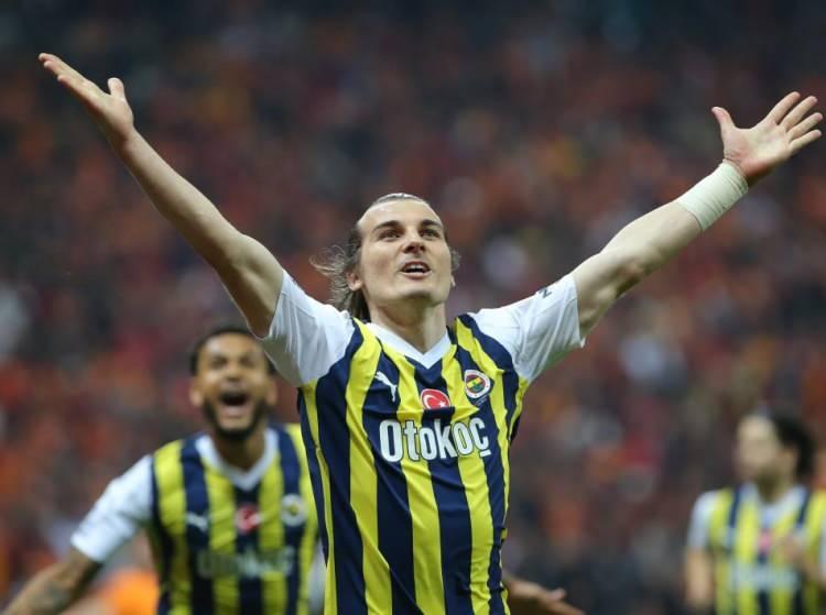 <p>Marca [İspanya]: "Çağlar, Galatasaray karşısında Fenerbahçe'ye hayat verdi"</p>

<p>"Türkiye ligi son maç gününe kadar devam edecek. Fenerbahçe, Söyüncü'nün tek golüyle en büyük rakibi Galatasaray'ın evinde fırtına gibi esti. Eski Atletico Madrid oyuncusu, Djiku'nun çift sarı kartı nedeniyle konuk takımın 60 dakikadan fazla bir eksik oyuncuyla oynamasına rağmen Fenerbahçe'ye Galatasaray'ın şampiyonluğu kazanmasını engelleyen üç puanı kazandırdı. Türkiye ligi için kararı son maç gününe erteleyen bir zafer. Tüm bunlar maç öncesi hararetli bir ortamda gerçekleşti. Galatasray ve Fenerbahçe oyuncuları (neredeyse 100 puanlık bir sezonun ortasında ve Süper Kupa gibi birçok spor dışı sorun ve tartışmayla) saha denetimi sırasında kavgaya tutuştu."</p>
