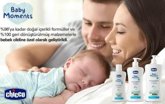 <p><span style="color:#800080"><strong>CHICCO BABY SHAMPOO</strong></span></p>

<p>250 TL</p>

<p><strong>Özellikleri</strong>:</p>

<p>Chicco Baby Moments Doğal Saç ve Vücut Şampuanı, bebeklerin ince saçlarını ve hassas cildini tek adımda temizler.</p>

<p>%92 doğal olarak elde edilen bileşenlere sahip göz yakmayan formüle sahiptir.</p>

<p>Yumuşatma özelliği ile bilinen aynısefa özü içerir. Cildi ve saçı yumuşak yapar.</p>

<p>Dermatolojik olarak test edilmiştir.</p>

<p>Yenidoğandan itibaren kullanılabilir.</p>
