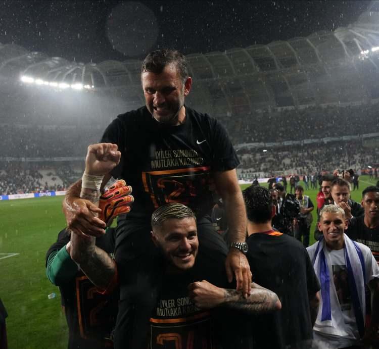 <p>Süper Lig'in son haftasında deplasmanda Konyaspor'u mağlup eden Galatasaray, 2023-2024 sezonu şampiyonu oldu. Galatasaray teknik heyeti ve oyuncuları maç sonucu şampiyonluk sevinci yaşadı. </p>
