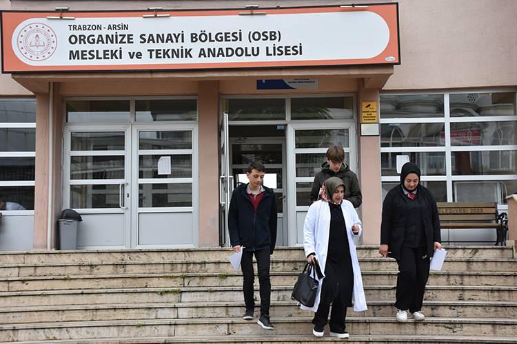 <p>Röportajı sırasında Trabzon'da günlük hayatta kullanılan kelimeleri anlamakta güçlük çektiğinden bahseden 35 yaşındaki Tuğba Canım, Trabzon'un Arsin ilçesinde bulunan Organize Sanayi Bölgesi Mesleki ve Teknik Anadolu Lisesi'nde Türk dili ve edebiyatı öğretmeni olarak görev yaptığından bahsetti.</p>
