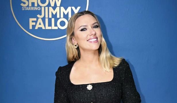 <p><span style="color:#800080"><strong>SCARLETT JOHANSSON'DAN YENİ AÇIKLAMA</strong></span></p>

<p>Benzerliği görünce önce şoke olduğunu ve öfkelendiğini söyleyen Johansson, <em><strong>"Bay Altman, tek bir kelimeyle 'Her' tweet'ini atarak bu benzerliğin kasıtlı olduğunu alttan alta söylemiş oluyor. 'Her' filminde bir sohbet robotunu seslendirmiştim."</strong></em> dedi.</p>
