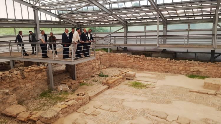 <p>Cam teras ile hem dış etkenlere karşı  mozaikler korunacak hem de ziyaretçiler buradan mozaikleri özgürce görebilecek.</p>

