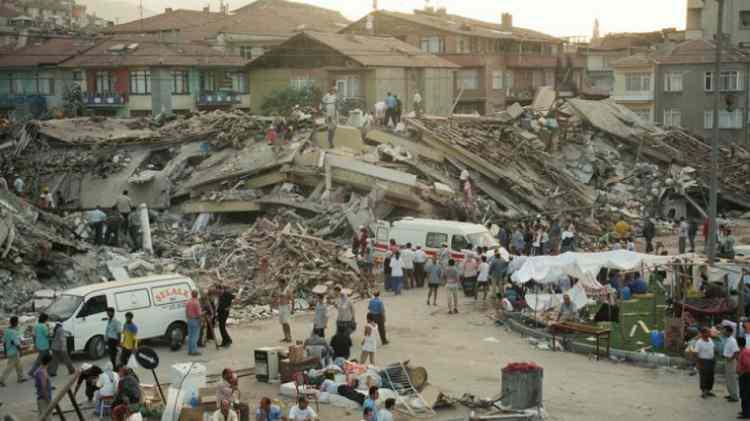 <p>“DEPREM EN BÜYÜK ÇEVRE FELAKETİDİR"</p>

<p>Prof. Dr. Görür, depremin etkilerinin uzun yıllar boyunca sürdüğünü belirterek, “Deprem en büyük çevre felaketidir. Çevre kirlenirse sizin burada sağlıklı yaşamanız mümkün değildir. Yani depremde kanalizasyonunuz patlar boruları toprağa karışırsa, içme suyuna karışırsa siz sağlıklı yaşam süremezsiniz. Topraktan akarsuya, akarsudan denize, denizden bilmem neye her taraf kirlenir. Kirli bir çevre ölüm demektir. Hemen kendini göstermez, seneler içerisinde insanları hastalıktan kırar. Onun için çevre çok önemlidir. Bunu yapmanın yolu da şimdiden bu çevre kirliliğine sebep olacak şeyleri önlemektir" şeklinde konuştu.</p>
