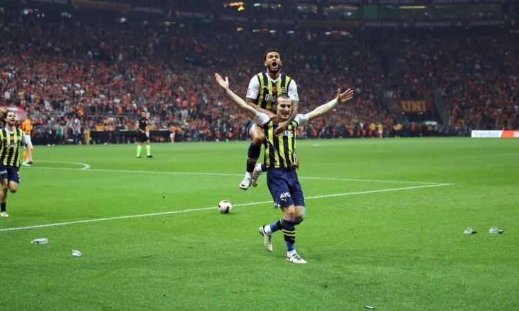 <p>"GALİBİYET GOLÜNÜ ATTI"<br />
AS [İspanya] Çağlar Fenerbahçe'ye hayat verdi</p>

<p>"Atletico Madrid'den kiralanan oyuncu, iki takım arasında arbedenin yaşandığı maçta takımına galibiyeti getiren golü attı. Konuk ekip polis eşliğinde dışarı çıkarıldı."</p>
