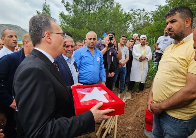 <p>İl Müftüsü Şakir Pinal'ın kıldırdığı cenaze namazının ardından şehidin cenazesi, tekbirler eşliğinde Eruh Mezarlığı'nda defnedildi.</p>
