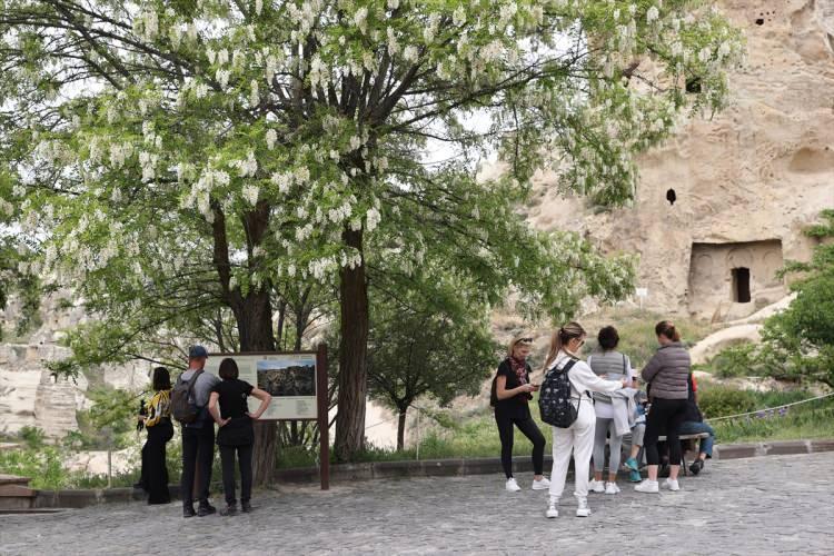 <p>Kapadokya'da mayıs-haziran ile eylül-ekim aylarında yoğunluk yaşandığına dikkat çeken Fidan, turizmin 12 ay boyunca sürdüğünü belirtti.</p>
