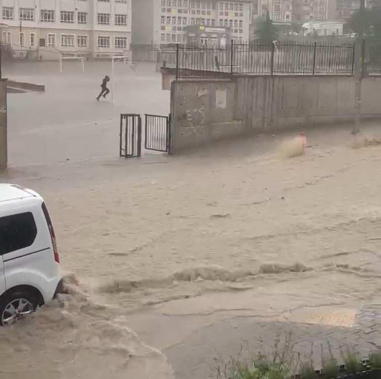 <p>İki kardeş, daha sonra çağrılan ambulansla hastaneye kaldırıldı. Çocukların sağlık durumunun iyi olduğu belirtildi. </p>
