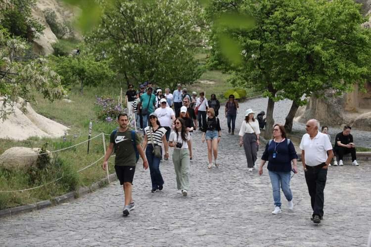 <p>Geçtiğimiz yıllara oranla Kapadokya bölgesinde, müze ve ören yerlerinde yoğunluk yaşanıyor.</p>
