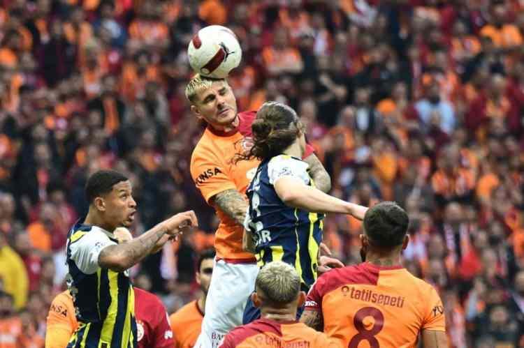 <p>"ŞAMPİYONLUK ERTELENDİ"<br />
L'Equipe [Fransa]: "Türkiye şampiyonluğu ertelendi"</p>

<p>"Fenerbahçe Pazar günü lider Galatasaray'ı elektrikli bir derbide 1-0 yenerek Türkiye şampiyonasının bitimine bir maç kala ezeli rakibinin üç puan gerisinde yer alıyor. 22. dakikada 10 kişi kalan, küfür ve taş yağmuruna maruz kalan Fenerbahçe, İstanbul'daki ezeli rakibine evinde şampiyonluğu çok gördü. Fenerbahçe 71. dakikada ev sahibi savunmanın kaçırdığı bir kornerden yararlanarak Galatasaray'ın Rams Park'ını sevince boğdu. 96 puanla Süper Lig'deki en yüksek puanını toplayan Fenerbahçe'nin zaferi, on yıldır mahrum kaldığı şampiyonluk umutlarını canlı tutuyor."</p>
