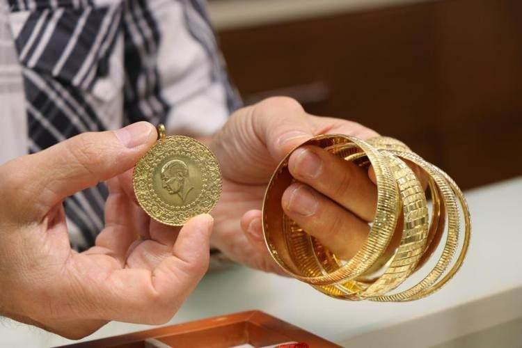 <p>Çünkü küresel merkez bankaları ki başta Çin olmak üzere, altın almaya devam ediyor. Ayrıca jeopolitik riskler sürüyor. Diğer taraftan küresel enflasyondaki gerileme tam olarak gerçekleşmedi. </p>
