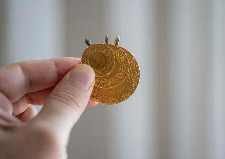 <p>Zaten altın fiyatları üzerinde küresel gerginlikler daha etkili oluyor. Ons altın yılsonu 2 bin 700 dolar olur. Hatta bazı analistlerin 3 bin dolar beklentisi var” diye belirtti.</p>
<p> </p>