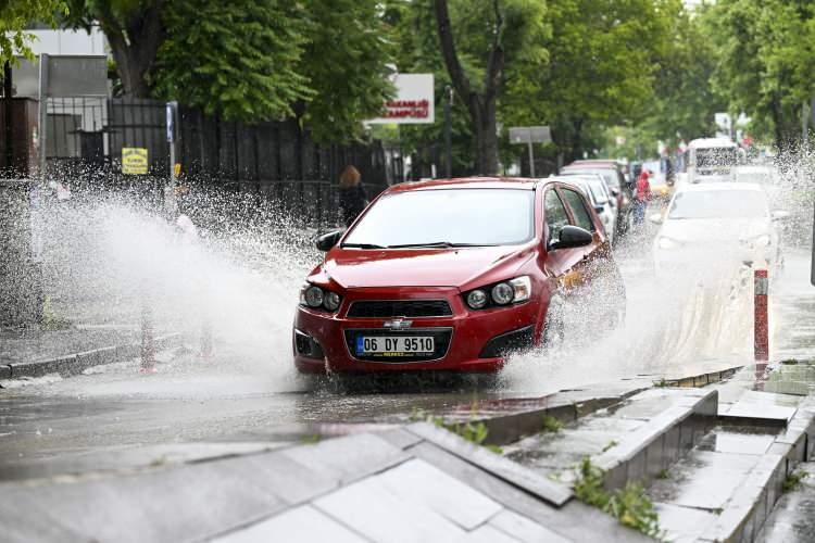 <p>Ankara'da Meteoroloji ve Valilik'in uyarılarının ardından etkili olmaya başlayan sağanak yağış nedeniyle yolları su bastı.&nbsp;</p>
