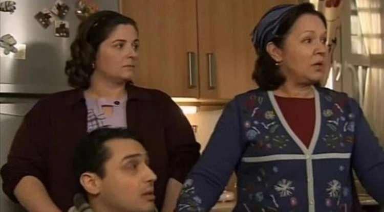 <p><span style="color:#800000"><em><strong>GEÇMİŞTE KANSERİ ATLATMIŞTI</strong></em></span></p>
<p>Fatma Karanfil, Language and Culture Center'de okuduktan sonra 1968 yılında Ses Dergisi yarışmasında üçüncülük kazanarak sinemaya adım attı.</p>