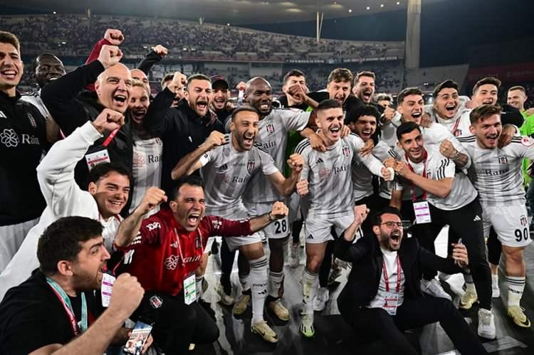 <p>62. Ziraat Türkiye Kupası'nda finalde Trabzonspor'u 3-2'lik skorla deviren Beşiktaş, kupada 11. kez zafere ulaştı. </p>
