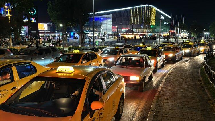 <p>Bu arada, arkadaşlarını yaralayan şüphelinin adliyeye çıkarıldığını öğrenen taksi sürücüleri, adliye binası önünde bekledi. Yaşanan saldırıyı, alkışlar ve korna çalıp protesto eden taksiciler, daha sonra adliye binasının önünden ayrıldı.</p>
