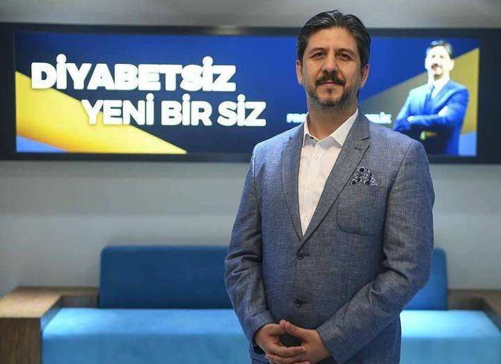 <p><strong>"Sanırım Alper Çelik’ten ameliyat olup da yaşayan tek kanıt benim. Ben şans eseri ölmedim" diyen Hülya Güneri, şöyle devam etti:</strong></p>

<p>“Elimizdeki raporlara ve raporun altında Alper Çelik’in kendi imzası olmasına rağmen, biz maalesef savcıdan ‘suç unsuru yoktur’ raporu alıyoruz. Ben şans eseri ölmedim. Ben eve geldikten sonra ortalama 2 buçuk ay tavana bakarak yattım. Eşimden Allah razı olsun, bana bebek gibi baktı. Ağrılarım devam ediyor. Ben işime devam edemiyorum. Üzülmem ve üşümem yasak; çünkü karın kaslarım gerildiğinde acılarım yine dayanılmaz hale geliyor. Kapalı bir ameliyat diye gittiğim hastaneden beni bu hale getirdiler. Ölmediğine şükrediyorum. Sanırım Alper Çelik’ten ameliyat olup da yaşayan tek kanıt benim. Kaybettiğim bağırsağım geri döndürülemeyecek bir şey. Alper Çelik sağlığımı da geri veremiyor. Kendisine maddi manevi tazminat davası açtım. Derdim para değil; çünkü para bir şekilde kazanılır. Sağlığımı geri döndüremiyorum. Bedelini bir şekilde ödemeli. Yetkililerden bu konuda destek istiyorum.”</p>
