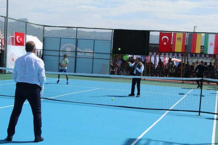 <p>Gençlik ve Spor Bakanlığı himayesinde Türkiye Tenis Federasyonunun (TTF) destek ve koordinasyonunda, Şırnak Valiliği, Şırnak Belediyesi ve Şırnak Üniversitesinin (ŞÜ) katkılarıyla, Şırnak Üniversitesi yerleşkesindeki 2 kapalı, 4 açık kortta başlayan turnuvaya 7 ülkeden 14 yaş kategorisinde yaklaşık 55 tenisçi katıldı.</p>
