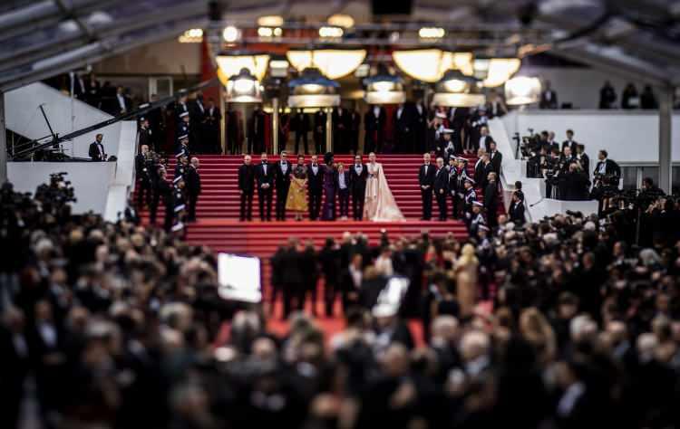 <p><strong>Pınar Deniz, Meryem Uzerli, Hande Erçel, Birce Akalay, Özge Gürel, Melis Sezen, Sibil Çetinkaya kadar birçok ünlünün boy gösterdiği Cannes Film Festivali'nin en dikkat çeken ismi ise CZN Burak oldu.</strong></p>

<p> </p>
