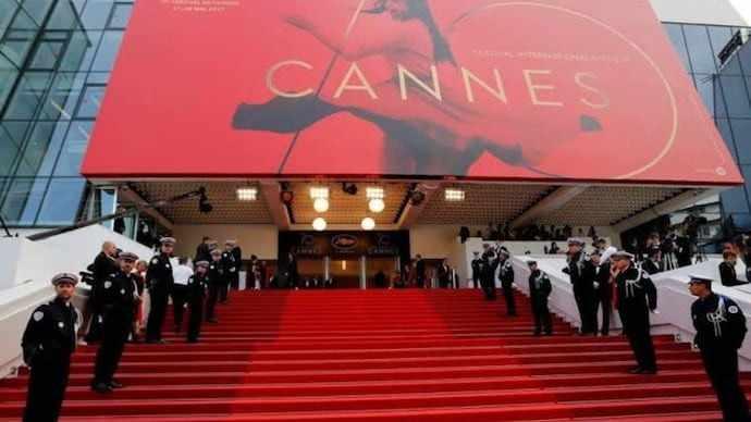 <p><strong>Günlerdir magazin manşetlerinden düşmeyen Cannes Film Festivali'nde birçok ünlü boy gösterdi. Bu ünlülerden biride CZN Burak oldu. Kırmızı halıda yürüyen CZN Burak'ın epey kilo verdiği görüldü. CNZ Burak, hakkındaki iddiaları ve eleştirileri "haksızlık" olarak gördü.</strong></p>
