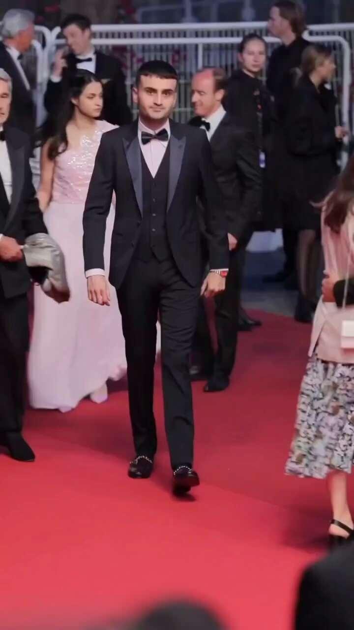 <p><strong>Bu gerçeği değiştiremezsiniz. Davet ettiler, geldik, kırmızı halıda yürüdük, film izledik, ödül aldık, dönüyoruz. Ama niye böyle yaptıklarını anlamıyorum, Hakikaten çok kötü yorumlar yazılıyor..</strong></p>
