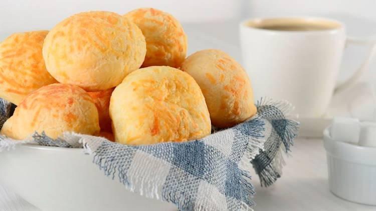 <p><strong><span style="color:#B22222">10- Brezilya / Pão de queijo</span></strong></p>
