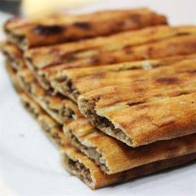 <p>Birinci sıradaki Bafra Pidesi'nden <strong>"Bafra'dan gelen bir Türk pidesi. Uzun, tekneye benzeyen şekliyle biliniyor."</strong> şeklinde bahsedildi. İçinde kıyma, peynir ve ıspanak gibi çeşitli malzemelerin yer aldığı belirtildi.</p>
<p> </p>