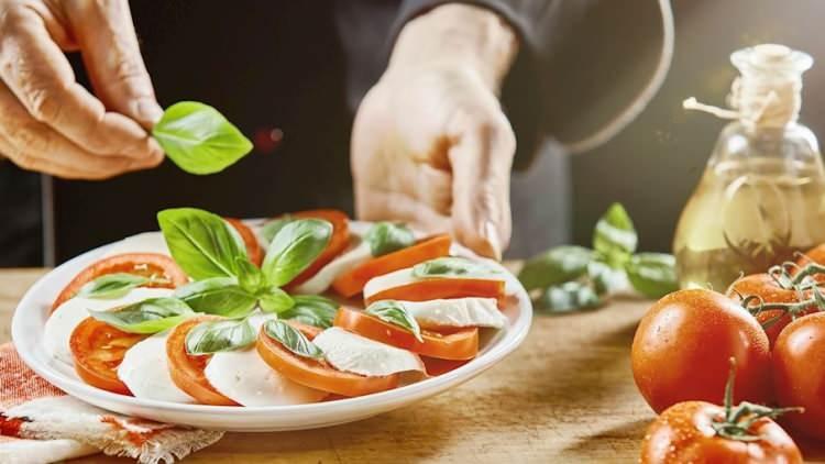 <p><strong><span style="color:#B22222">5- CAPRESE SALATASI/ İTALYA</span></strong></p>
<p>Domates, kremalı mozzarella ve taze fesleğenin mükemmel birleşimi ile mest eden bir lezzet.</p>