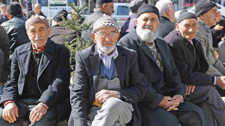 <p>Söz konusu 5 ilde, toplamda yaklaşık 65 bin yatak kapasiteli 62 KYK yurdu bulunuyor.</p>
<p> </p>