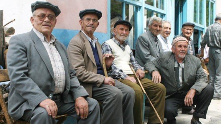 <p>Muğla'nın Fethiye, Ortaca, Milas, Antalya'nın merkez, Alanya, Manavgat, Kumluca, Gazipaşa, Serik, Aydın'ın Kuşadası, İzmir'in Çeşme, Urla, Bergama, Bayındır, Balıkesir'in Bandırma, Burhaniye, Manyas, Ayvalık, Gönen gibi turistik ilçelerindeki KYK yurtlarının hepsi ya da bazıları kuvvetle muhtemel bu yaz bir aylığına emeklileri misafir edecek.</p>

<p> </p>
