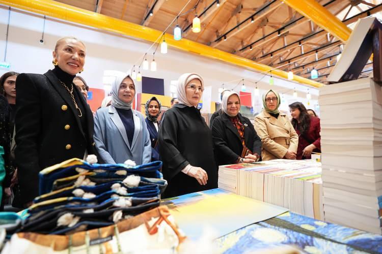 <p>Erdoğan, tek tek ziyaret ettiği stantlarda &ccedil;ocuk gelişimi ve Filistin konulu kitaplar ile yazar Alev Alatlı'nın kitaplarına ilgi g&ouml;sterdi, hem kendisi hem de torunları i&ccedil;in &ccedil;ok sayıda kitap ve oyun seti aldı.</p>

<p>&nbsp;</p>
