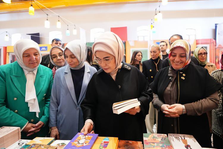 <p>Yazarlardan kitapların yazılım s&uuml;re&ccedil;leri ve konuları hakkında bilgiler edinen Erdoğan, stantlarda hazır bulunan yazarlara kitapları imzalattı.</p>

<p>&nbsp;</p>
