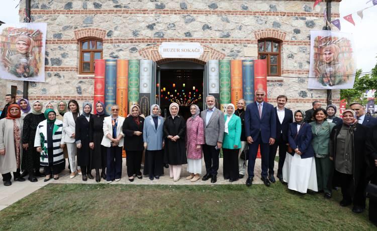 <p>Bu kapsamda vakıf tarafından d&uuml;zenlenen Şule Y&uuml;ksel Şenler Vakfı Kitap ve K&uuml;lt&uuml;r G&uuml;nleri, &ccedil;ocuk etkinlikleri, at&ouml;lye &ccedil;alışmaları, s&ouml;yleşiler, paneller, kitap fuarı, imza g&uuml;nleri ve pek &ccedil;ok farklı faaliyetle 27 Mayıs'a kadar devam edecek.</p>

<p>&nbsp;</p>
