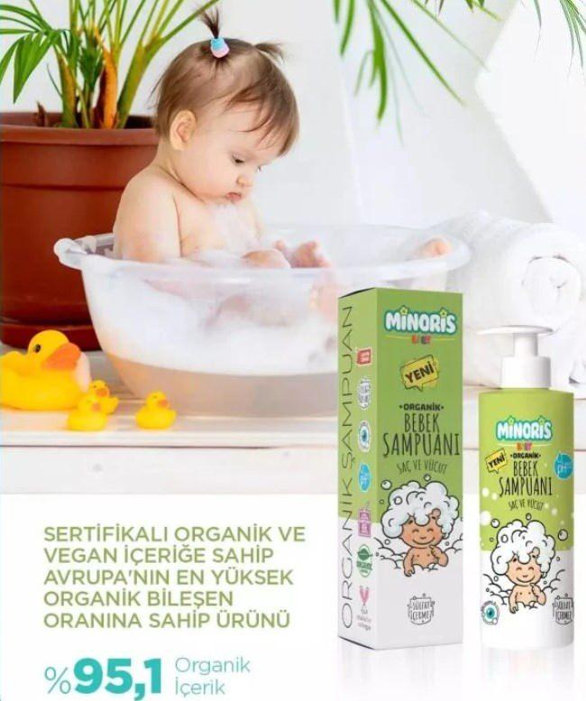 <p><span style="color:#800080"><strong>MİNORİS BEBEK ŞAMPUANI</strong></span></p>

<p>280 TL</p>

<p><strong>Özellikleri</strong>:</p>

<p>Minoris Baby Organik Kimya ar-ge laboratuvarlarında geliştirilen özel formülü hassas bebeklerin cildi düşünülerek yenilendi. Narin ciltlerin zarar görmemesi, tahriş olmaması ve temizlerken yormaması için tüm bileşenler özel testlerden geçirilmiştir.</p>

<p>Ph derecesi 5.5 olarak düzenlenmiş ve cilt sağlığı ile uyumlu hale getirilmiştir. Gözleri yakmayan özel formüle sahiptir. Sülfat, paraben, sls, sles, als, mles, tuz, parfüm, boya, alkol, phenoxyethanol, sodyum benzoat, benzyl alkol, bht, petrokimya türevleri ve peg bileşenleri gibi zararlı maddelerin hiçbiri Minoris Baby organik şampuan içerisinde bulunmamaktadır. Parfüm ya da yapay koku içermez. Hassas ciltler için dermatolojik olarak test edilmiştir.</p>
