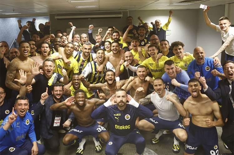 <p>Trendyol Süper Lig'in 37. haftasında Fenerbahçe derbide Galatasaray'ı deplasmanda 1-0 mağlup etti ve şampiyonluk umutlarını son haftaya taşıdı.</p>
