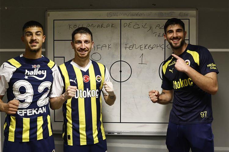 <p>Taktik tahtasında "Kollanarak değil, alın teriyle" ve "İttifak 0-1 Fenerbahçe" ifadeleri göze çarptı.</p>
