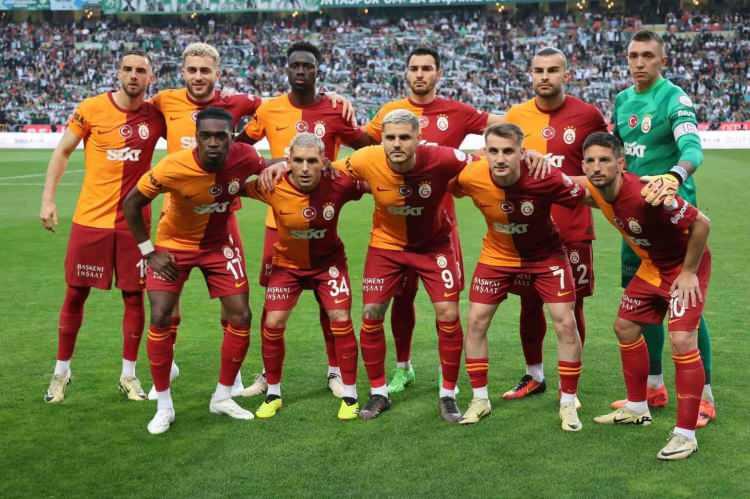 <p>GALATASARAY'IN 24. ŞAMPİYON KADROSU<br />
<br />
2023/2024 SEZONU<br />
<br />
Ayaktakiler: Berkan Kutlu, Barış Alper Yılmaz, Sanchez,  Kaan Ayhan, Abdülkerim Bardakcı, Muslera.<br />
<br />
Oturanlar: Köhn, Torreira, Icardi, Kerem Aktürkoğlu, Mertens</p>
