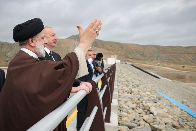 <p>İran Cumhurbaşkanı İbrahim Reisi’nin helikopter kazası öncesi gerçekleştirdiği son temas olan baraj açılışının görüntüleri ortaya çıktı.</p>
