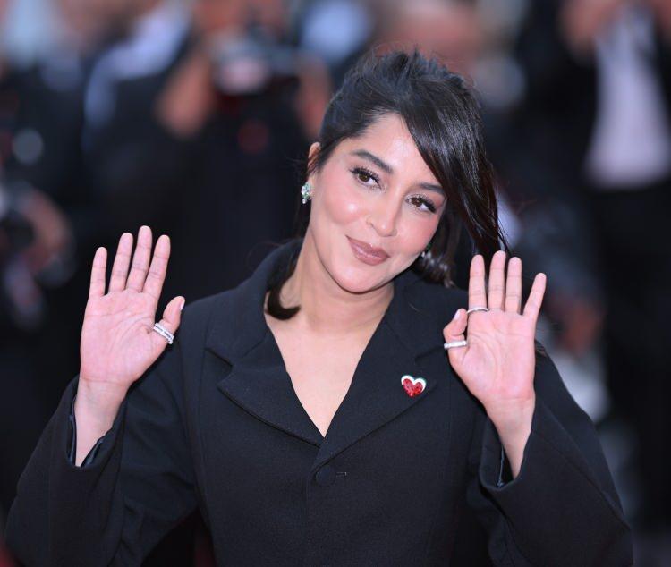 <p>Bekhti, bu yıl 14-25 Mayıs tarihlerinde düzenlenen 77. Cannes Film Festivali'ne katıldı.</p>

<p>Festivalde bu hafta gösterimi yapılan "Furiosa" isimli filmin gösterimi öncesi 60 metrelik kırmızı halıda yürüyen Bekhti, giydiği siyah kıyafetinin yakasına Filistin ile dayanışmanın sembolü olan karpuz motifli kalp şeklinde bir broş taktı.</p>
