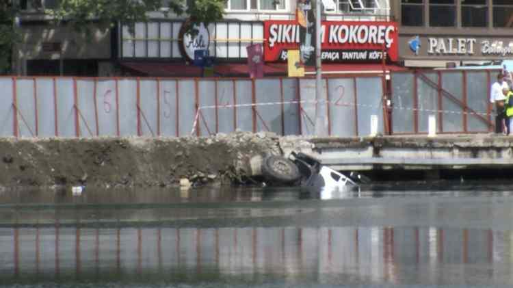 <p>Çökme nedeniyle denize doğru kayan kamyonun şoförü atlayarak kurtuldu.</p>
