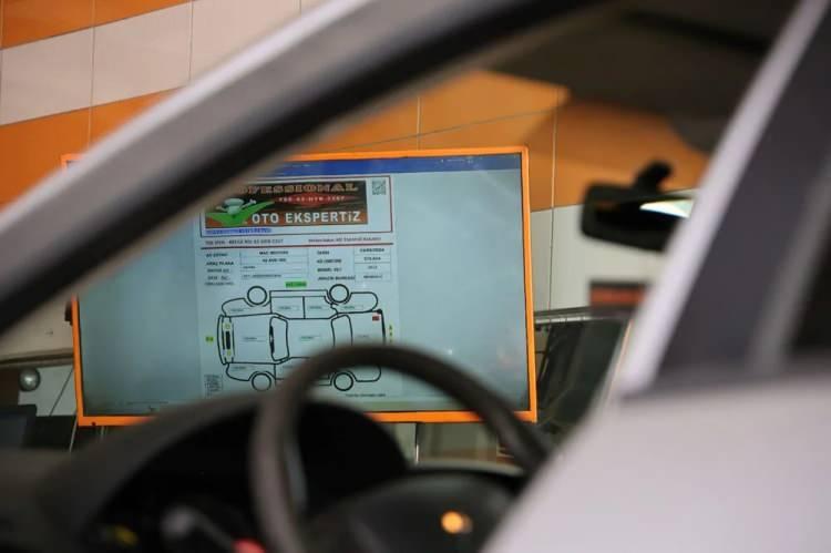 <p>Dolandırıcılar, ikinci el otomobil sektöründe araçların ekspertiz raporunu temiz göstermek için plaka değişimi ile ikiz araç yöntemini kullanılıyor. </p>
