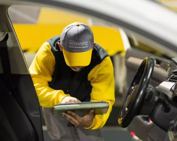 <p>"Başka bir aracın kötü yönlerini gizlemek için bu yapılan işlemler dolandırıcılığa giriyor. Biz bunlara bakarken önce belge üzerinden şaşi ve motor numaralarını kontrol ediyoruz. Daha sonra motor üzerinde veya araç üzerinde bulunan numaraları karşılaştırıyoruz. Aracın kasasında bulunan şaşi herhangi bir kesme veya kaynak işlemi yoksa bu sağlam bir araç olduğunu göstermektedir. Aracın beynine bilgisayar ile bağlanarak son kontrolleri yapıyoruz. Vatandaşlarımızın mağdur olmasını bir nebze engellemiş oluyoruz. Dolandırıcı dediğimiz insanlara bu fırsatı vermiyoruz. Bunun için güvenilen ekspertizlerin tercih edilmesini öneriyoruz."</p>